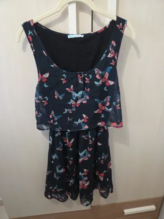 Vestido corto con estampado de mariposas