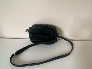 Bolso negro pequeño convertible en riñonera