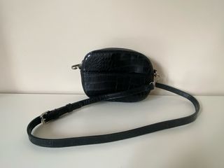 Bolso negro pequeño convertible en riñonera