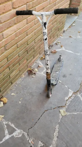 Patinete deportivo blanco y negro