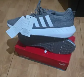 Zapatillas adidas grises y blancas nuevas