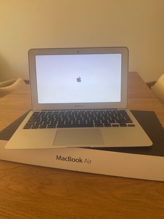 MacBook Air 11 con caja y cargador