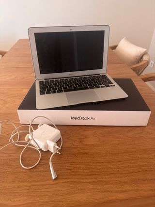 MacBook Air 11 con caja y cargador