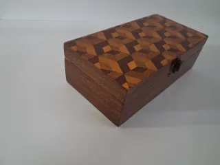 Caja decorada marquetería geométrica