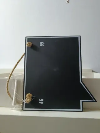 Pizarra negra con cuerda