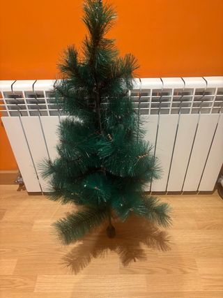 Árbol de Navidad con espumillones y bolas