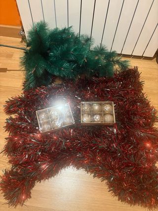 Árbol de Navidad con espumillones y bolas