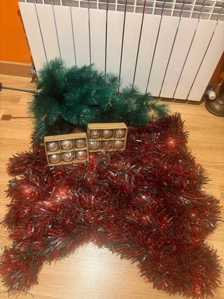 Árbol de Navidad con espumillones y bolas