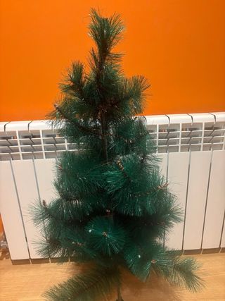 Árbol de Navidad con espumillones y bolas
