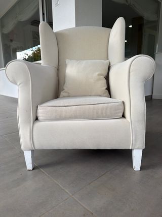 Butaca orejera beige tela