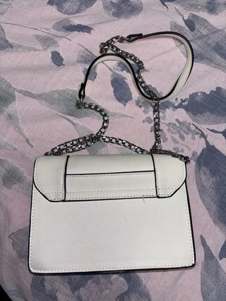 Bolso blanco con cadena plateada