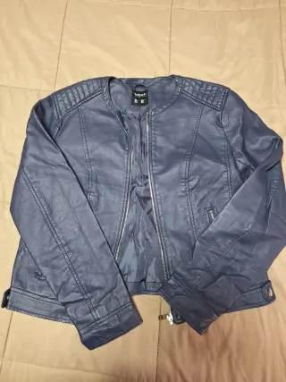 Chaqueta efecto piel azul (Lefties)