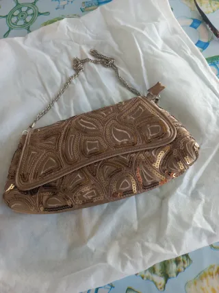 Bolso de fiesta beige y dorado, con cadena