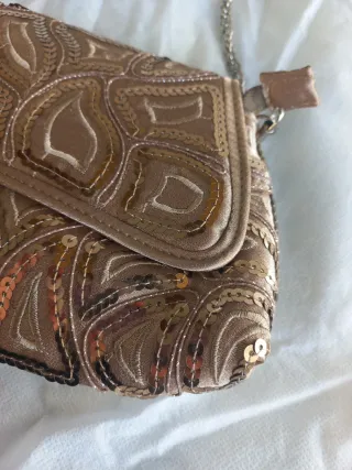 Bolso de fiesta beige y dorado, con cadena