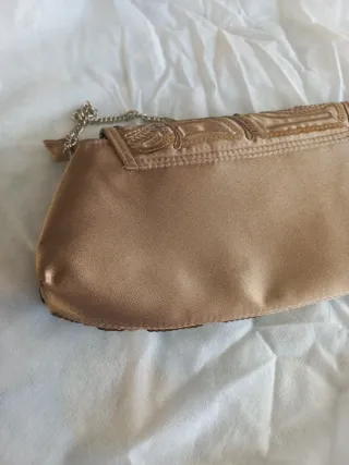 Bolso de fiesta beige y dorado, con cadena