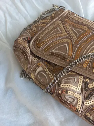 Bolso de fiesta beige y dorado, con cadena