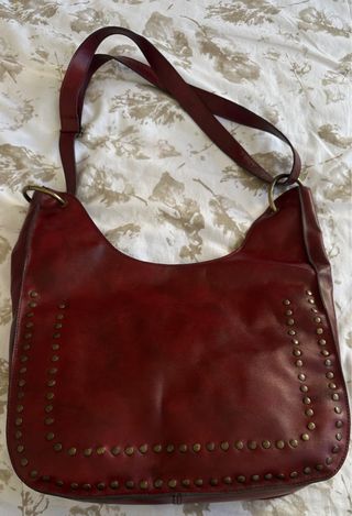 Bolso de piel burdeos con tachuelas