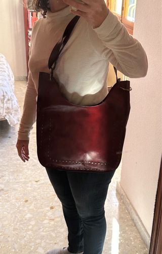 Bolso de piel burdeos con tachuelas
