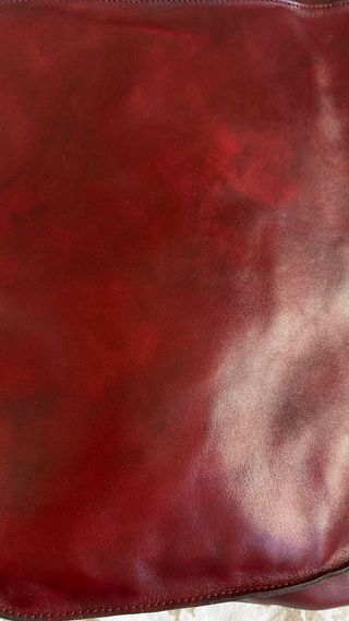 Bolso de piel burdeos con tachuelas