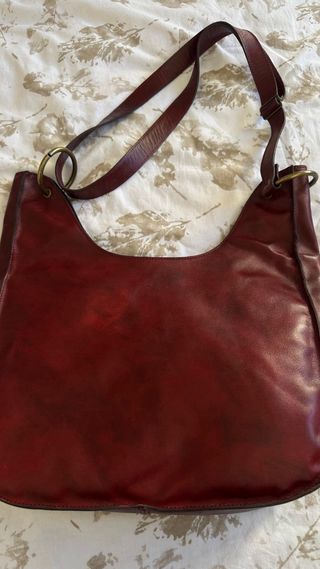 Bolso de piel burdeos con tachuelas