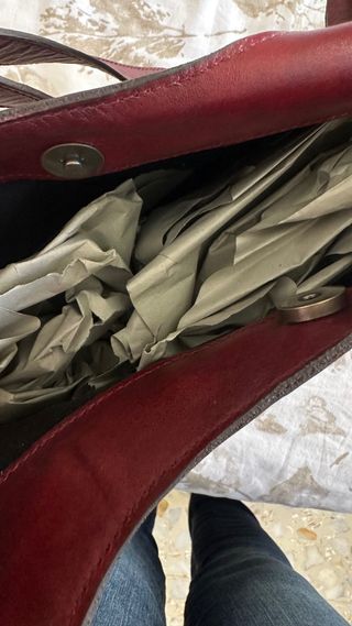 Bolso de piel burdeos con tachuelas