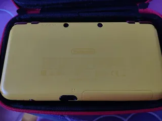 Nintendo 2DS Edizione Speciale Pikachu con giochi