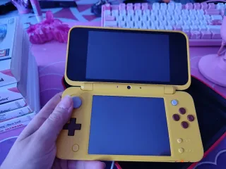 Nintendo 2DS Edizione Speciale Pikachu con giochi