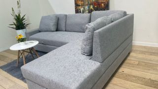 Elegante sofa rinconera con arcon y cama