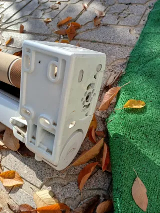 Toldo enrollable beige y marrón