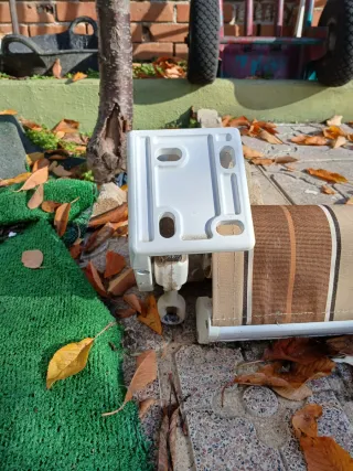 Toldo enrollable beige y marrón