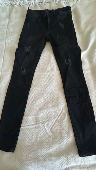 Jeans Zara negros rotos tiro alto T34
