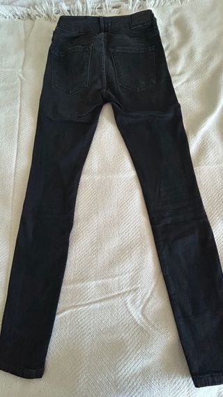 Jeans Zara negros rotos tiro alto T34