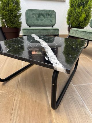 Butaca y mesa de mármol