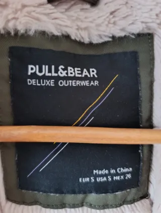 Parka Pull&Bear verde con borrego