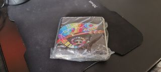 Caixa de cigarros preta com camaleão