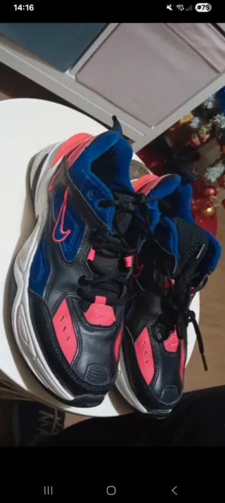 Scarpe da tennis Nike nere, blu e rosa