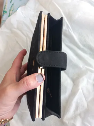 Bolso de fiesta negro y dorado, con cadena