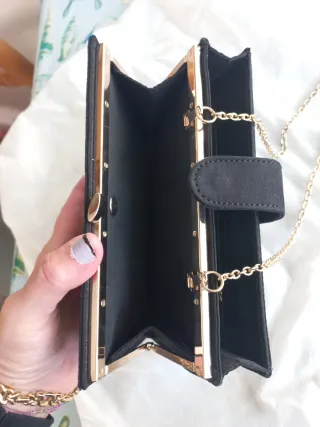 Bolso de fiesta negro y dorado, con cadena