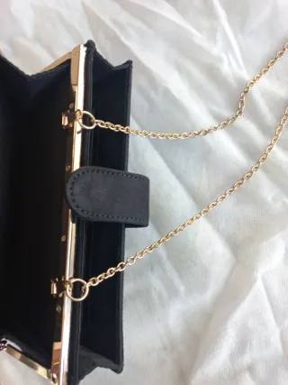 Bolso de fiesta negro y dorado, con cadena