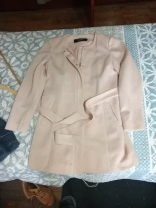 Abrigo rosa con cinturón