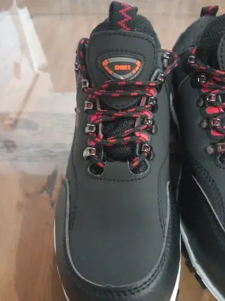 Botas de seguridad negras y rojas