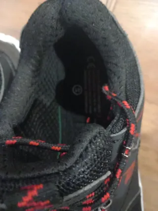 Botas de seguridad negras y rojas