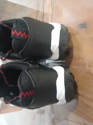 Botas de seguridad negras y rojas