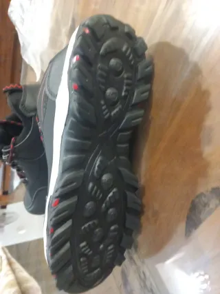 Botas de seguridad negras y rojas