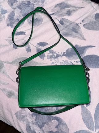 Bolso verde con cadena