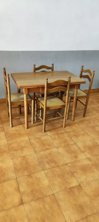 Mesa de cocina con 4 sillas de madera