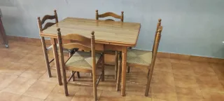 Mesa de cocina con 4 sillas de madera