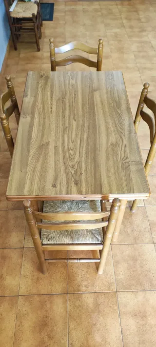 Mesa de cocina con 4 sillas de madera