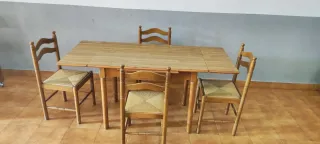 Mesa de cocina con 4 sillas de madera