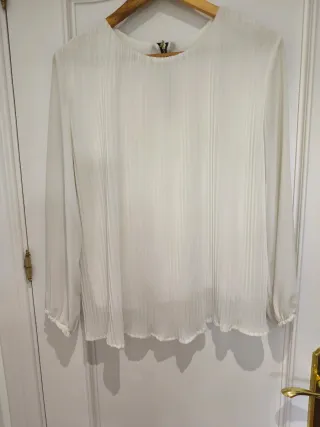 Blusa blanca de manga larga con plisados